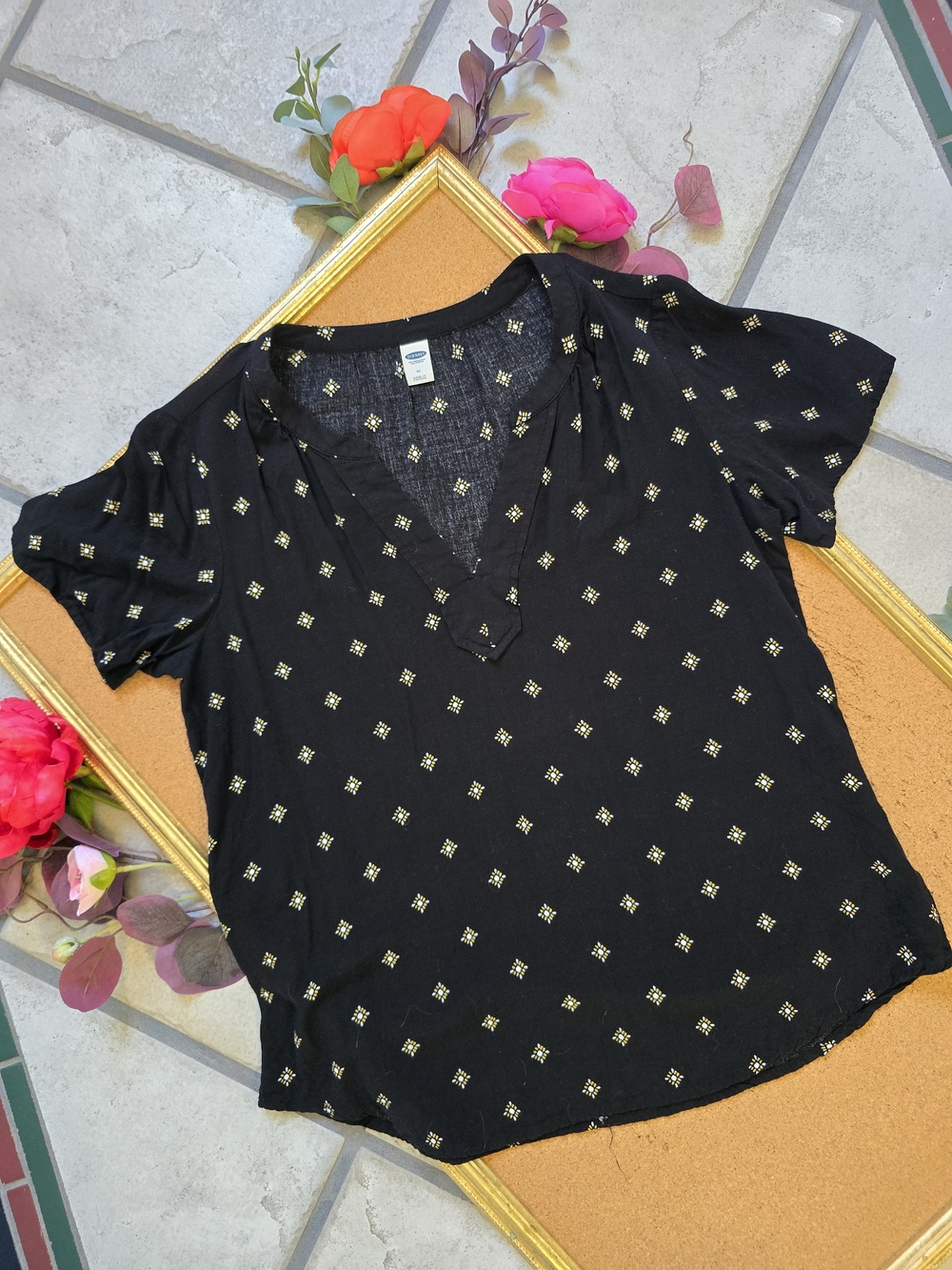 Old Navy Black Short-Sleeve V-Neck Top with Gold Square Print